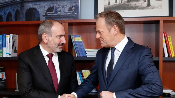 Премьер-министр Никол Пашинян на встрече с председателем ЕНП Дональдом Туском (9 марта 2020). Брюссель - Sputnik Արմենիա