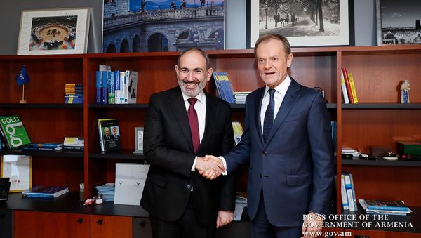 Премьер-министр Никол Пашинян на встрече с председателем ЕНП Дональдом Туском (9 марта 2020). Брюссель - Sputnik Армения