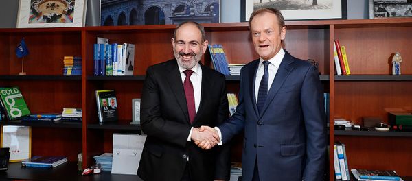 Премьер-министр Никол Пашинян на встрече с председателем ЕНП Дональдом Туском (9 марта 2020). Брюссель - Sputnik Армения