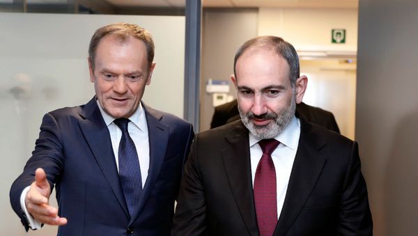 Премьер-министр Никол Пашинян на встрече с председателем ЕНП Дональдом Туском (9 марта 2020). Брюссель - Sputnik Армения