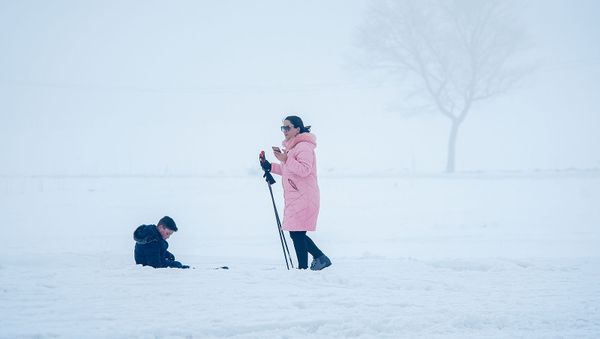 Женщина с лыжными палками во время праздника Апаранская зима (23 февраля 2020). Апаран - Sputnik Армения