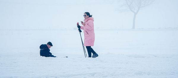Женщина с лыжными палками во время праздника Апаранская зима (23 февраля 2020). Апаран Женщина с лыжными палками во время праздника Апаранская зима (23 февраля 2020). Апаран - Sputnik Армения