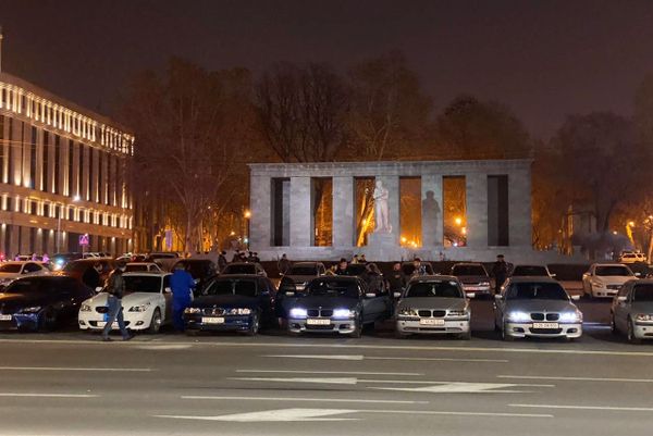 Что творилось на проезжей части в центре Еревана ночью 8 марта? - Sputnik Армения