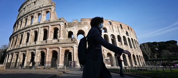 Прохожий в респираторной маске идет мимо закрытого Колизея (10 марта 2020). Рим - Sputnik Армения