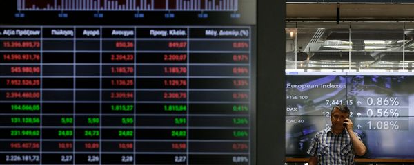 Мужчина с телефоном рядом с индексной доской в приемном зале фондовой биржи в Афинах Мужчина с телефоном рядом с индексной доской в приемном зале фондовой биржи в Афинах - Sputnik Армения