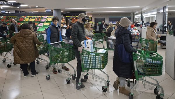 Люди запасаются продуктами и предметами первой необходимости в Мадриде, Испания. Так они пытаются защитить себя от коронавируса - Sputnik Армения