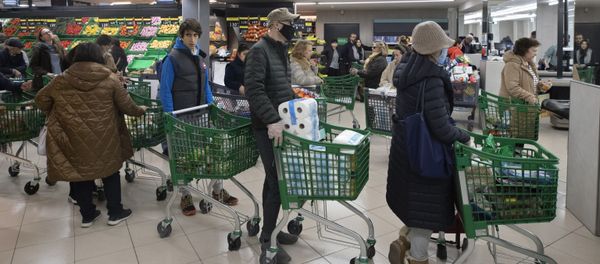 Люди запасаются продуктами и предметами первой необходимости в Мадриде, Испания. Так они пытаются защитить себя от коронавируса - Sputnik Արմենիա
