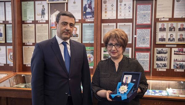 Полковник Эдуард Мартиросян передал Орден Почета Анаит Пахлеванян, племяннице легендарной разведчицы Гоар Вартанян (13 марта 2020). Еревaн - Sputnik Армения