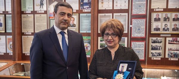 Полковник Эдуард Мартиросян передал Орден Почета Анаит Пахлеванян, племяннице легендарной разведчицы Гоар Варданян (13 марта 2020). Еревaн - Sputnik Արմենիա
