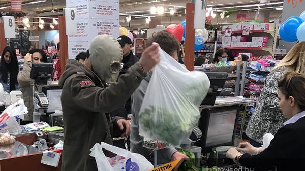 Покупатель в противогазе в супермаркете Yerevan City (13 марта 2020). Еревaн - Sputnik Армения
