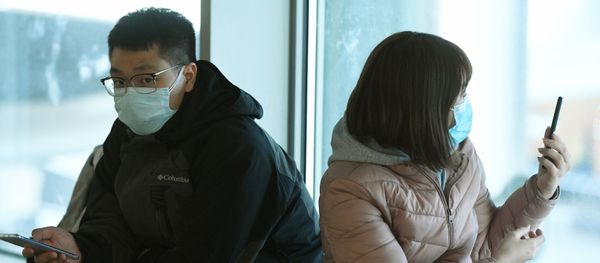 Пассажиры в медицинских масках в аэропорту Шереметьево Пассажиры в медицинских масках в аэропорту Шереметьево - Sputnik Արմենիա