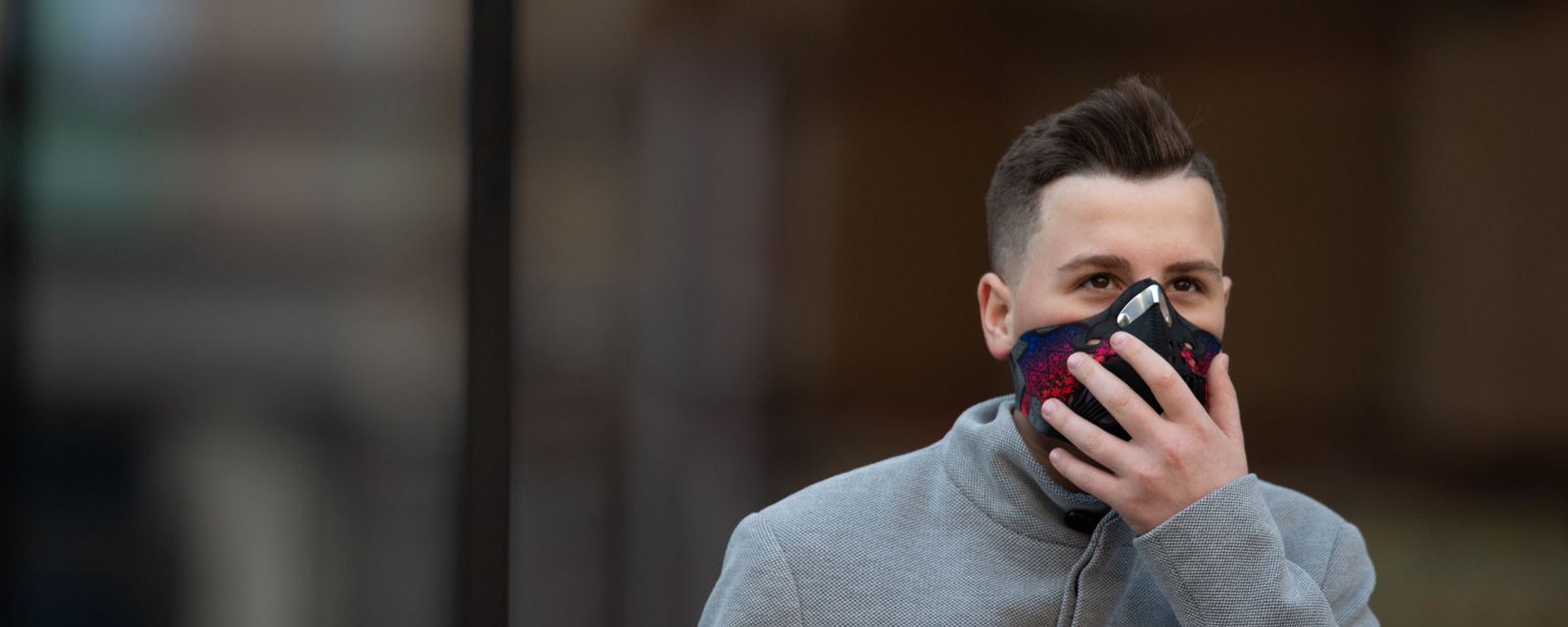 Молодой человек в защитной маске на Северном проспекте (5 марта 2020). Еревaн - Sputnik Армения, 1920, 28.10.2021