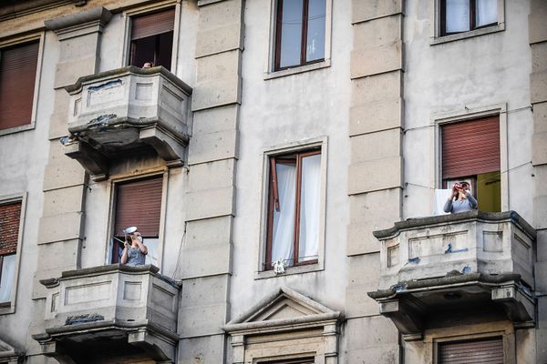 Музицирующие и поющие люди во время флешмоба, запущенного по всей Италии, чтобы собрать людей вместе и попытаться справиться с коронавирусом (13 марта 2020). Милан Музицирующие и поющие люди во время флешмоба, запущенного по всей Италии, чтобы собрать людей вместе и попытаться справиться с коронавирусом (13 марта 2020). Милан - Sputnik Армения