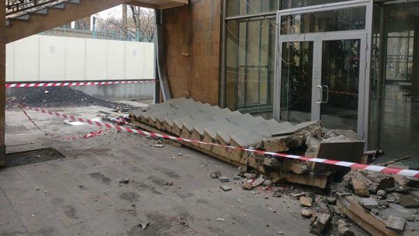 Рухнувшая ночью наружная лестница театра им. Сундукяна (15 марта 2020). Еревaн - Sputnik Արմենիա