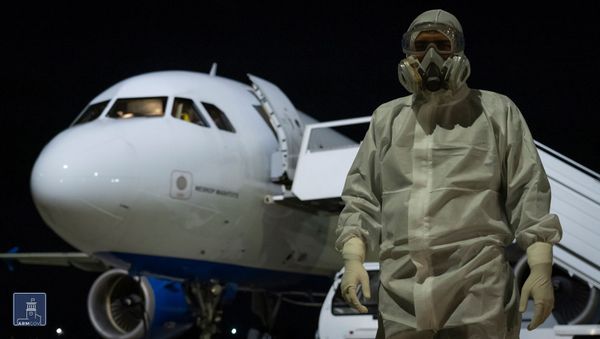 Встреча пассажиров спецрейса из Италии в аэропорту Звартноц (16 марта 2020). Еревaн Встреча пассажиров спецрейса из Италии в аэропорту Звартноц (16 марта 2020). Еревaн - Sputnik Армения