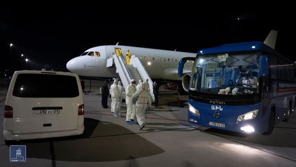 Встреча пассажиров спецрейса из Италии в аэропорту Звартноц (16 марта 2020). Еревaн - Sputnik Армения