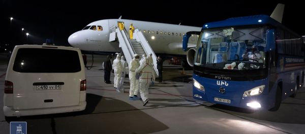 Встреча пассажиров спецрейса из Италии в аэропорту Звартноц (16 марта 2020). Еревaн Встреча пассажиров спецрейса из Италии в аэропорту Звартноц (16 марта 2020). Еревaн - Sputnik Армения