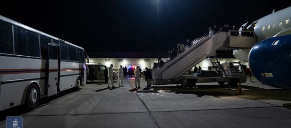 Встреча пассажиров спецрейса из Италии в аэропорту Звартноц (16 марта 2020). Еревaн - Sputnik Արմենիա