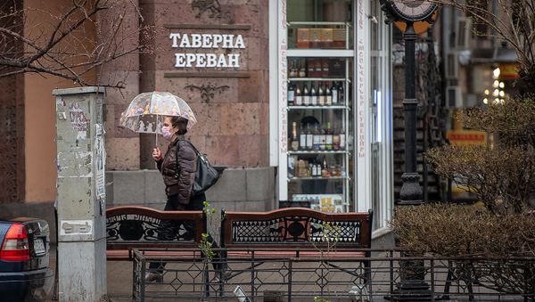 Женщина в защитной маске на улице Амиряна (16 марта 2020). Еревaн Женщина в защитной маске на улице Амиряна (16 марта 2020). Еревaн - Sputnik Армения