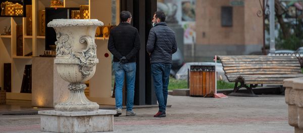 Молодые люди в Ереванском вернисаже (16 марта 2020). Еревaн - Sputnik Արմենիա