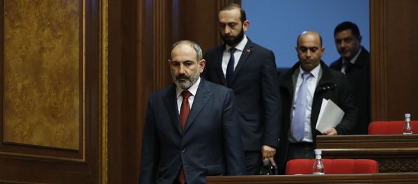 Никол Пашинян в НС представляет решение о введении режима ЧП Никол Пашинян в НС представляет решение о введении режима ЧП - Sputnik Армения