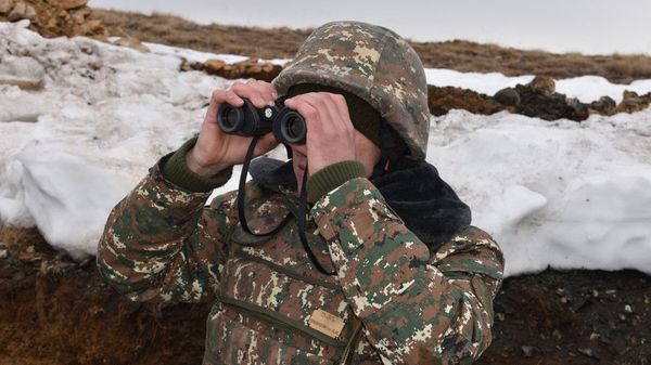 Армянские военнослужащие во время практических занятий по боевой подготовке - Sputnik Армения