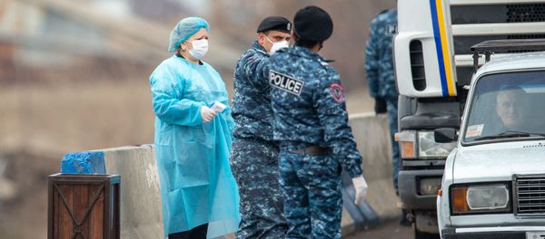 Контрольно-пропускной пункт при выезде из Эчмиадзина (17 марта 2020). Армавир - Sputnik Армения