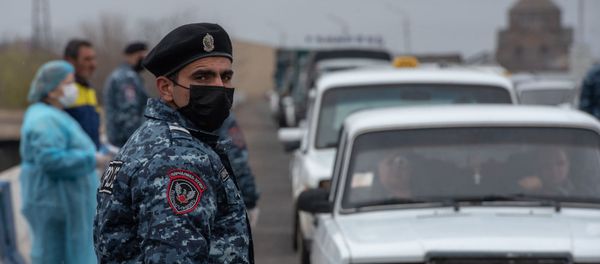 Контрольно-пропускной пункт при выезде из Эчмиадзина (17 марта 2020). Армавир Контрольно-пропускной пункт при выезде из Эчмиадзина (17 марта 2020). Армавир - Sputnik Армения