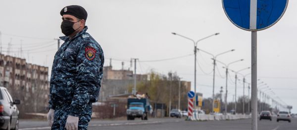 Контрольно-пропускной пункт при выезде из Эчмиадзина (17 марта 2020). Армавир Контрольно-пропускной пункт при выезде из Эчмиадзина (17 марта 2020). Армавир - Sputnik Армения
