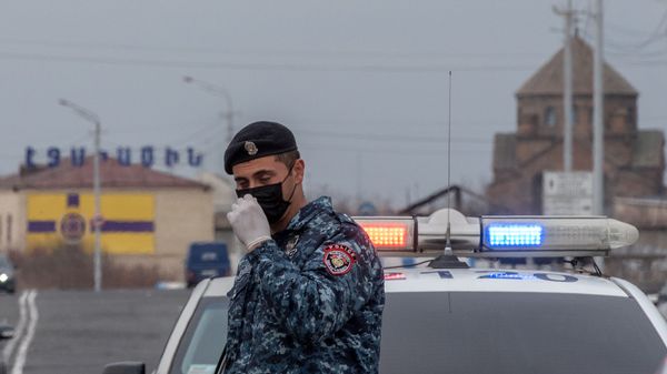 Контрольно-пропускной пункт при выезде из Эчмиадзина (17 марта 2020). Армавир Контрольно-пропускной пункт при выезде из Эчмиадзина (17 марта 2020). Армавир - Sputnik Армения