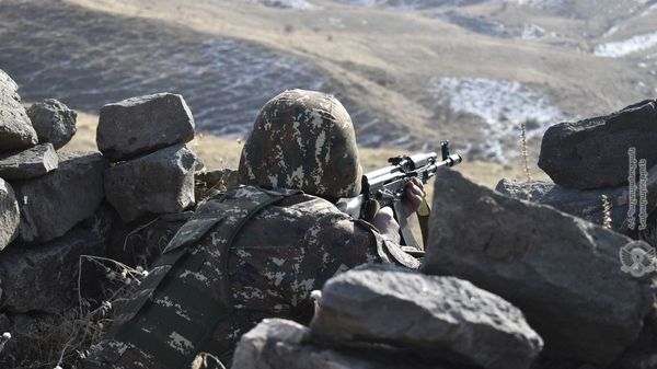 Армянские военнослужащие на практических занятиях по боевой стрельбе Армянские военнослужащие на практических занятиях по боевой стрельбе - Sputnik Армения