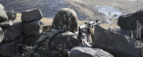 Армянские военнослужащие на практических занятиях по боевой стрельбе - Sputnik Армения