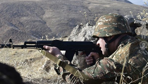 Армянские военнослужащие на практических занятиях по боевой стрельбе Армянские военнослужащие на практических занятиях по боевой стрельбе - Sputnik Армения