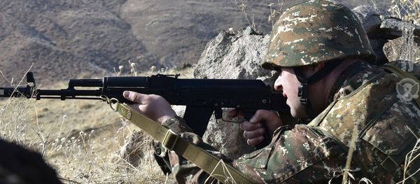 Армянские военнослужащие на практических занятиях по боевой стрельбе Армянские военнослужащие на практических занятиях по боевой стрельбе - Sputnik Армения