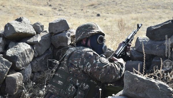 Армянские военнослужащие на практических занятиях по боевой стрельбе Армянские военнослужащие на практических занятиях по боевой стрельбе - Sputnik Армения