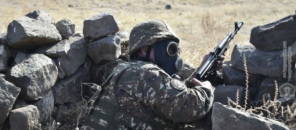 Армянские военнослужащие на практических занятиях по боевой стрельбе Армянские военнослужащие на практических занятиях по боевой стрельбе - Sputnik Армения