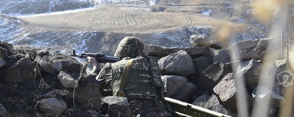 Армянские военнослужащие на практических занятиях по боевой стрельбе Армянские военнослужащие на практических занятиях по боевой стрельбе - Sputnik Армения