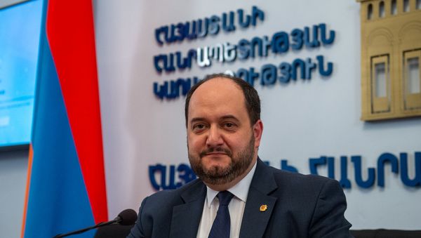 Араик Арутюнян после пресс-конференции (18 марта 2020). Еревaн Араик Арутюнян после пресс-конференции (18 марта 2020). Еревaн - Sputnik Армения