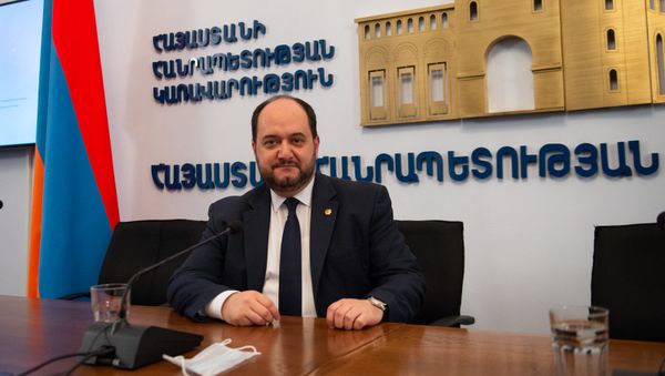 Араик Арутюнян после пресс-конференции (18 марта 2020). Еревaн - Sputnik Արմենիա