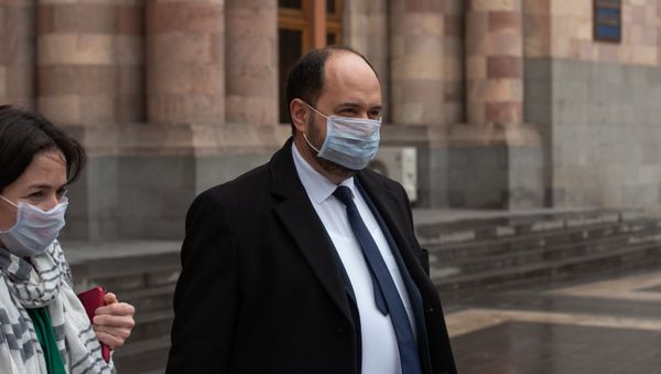 Араик Арутюнян покидает здание Дома правительства после пресс-конференции (18 марта 2020). Еревaн - Sputnik Армения