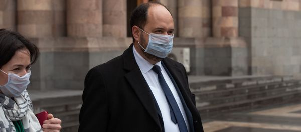 Араик Арутюнян покидает здание Дома правительства после пресс-конференции (18 марта 2020). Еревaн - Sputnik Արմենիա