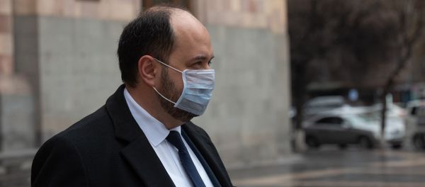 Араик Арутюнян покидает здание Дома правительства после пресс-конференции (18 марта 2020). Еревaн - Sputnik Армения