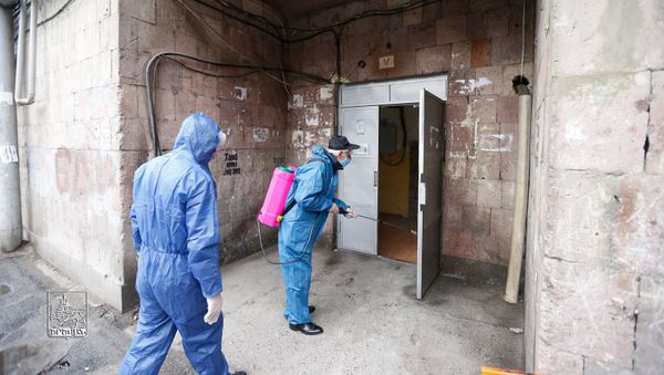 Дезинфекция подъездов и лифтов многоквартирных жилых зданий столицы (18 марта 2020). Ереван - Sputnik Արմենիա