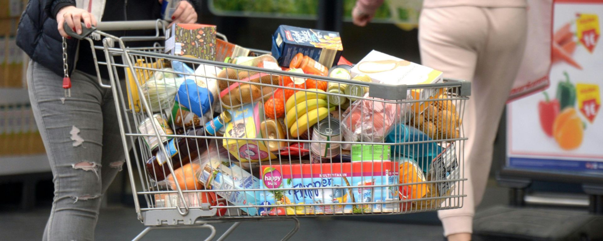 Покупатель с тележкой, наполненной продуктами в супермаркете в Австрии  - Sputnik Արմենիա, 1920, 04.02.2021