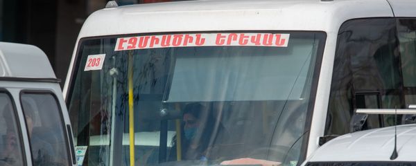 Пассажир в маске в межгородском автобусе Эчмиадзин - Ереван - Sputnik Արմենիա