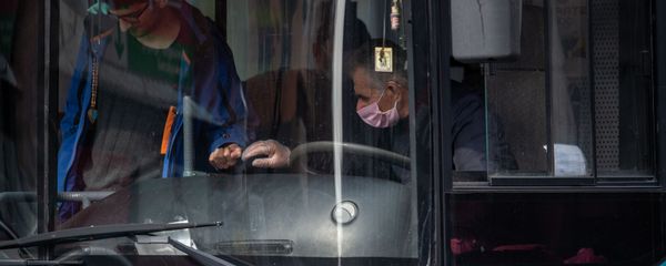 Водитель и пассажиры общественного транспорта в Ереване - Sputnik Արմենիա