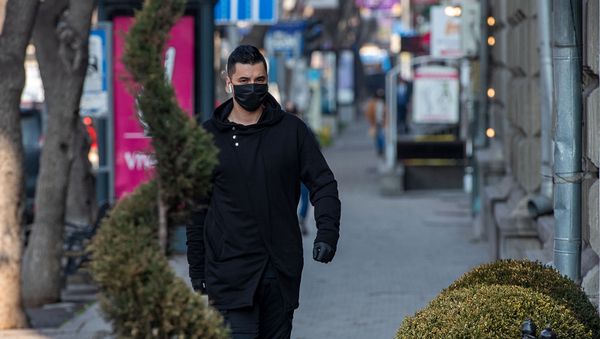 Молодой человек в защитной маске на улице Амиряна Молодой человек в защитной маске на улице Амиряна - Sputnik Армения
