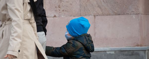 Мальчик в защитной маске на проспекте Тиграна Меца - Sputnik Армения