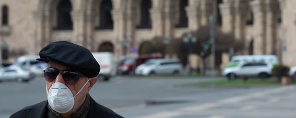 Мужчина в маске на площади Республики Мужчина в маске на площади Республики - Sputnik Արմենիա