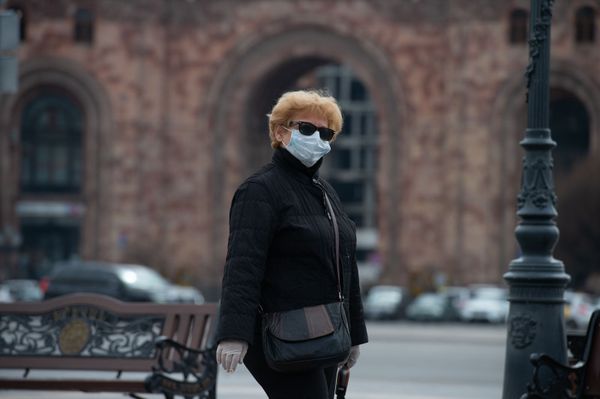 Женщина в защитной маске и перчатках на площади Республики Женщина в защитной маске и перчатках на площади Республики - Sputnik Армения
